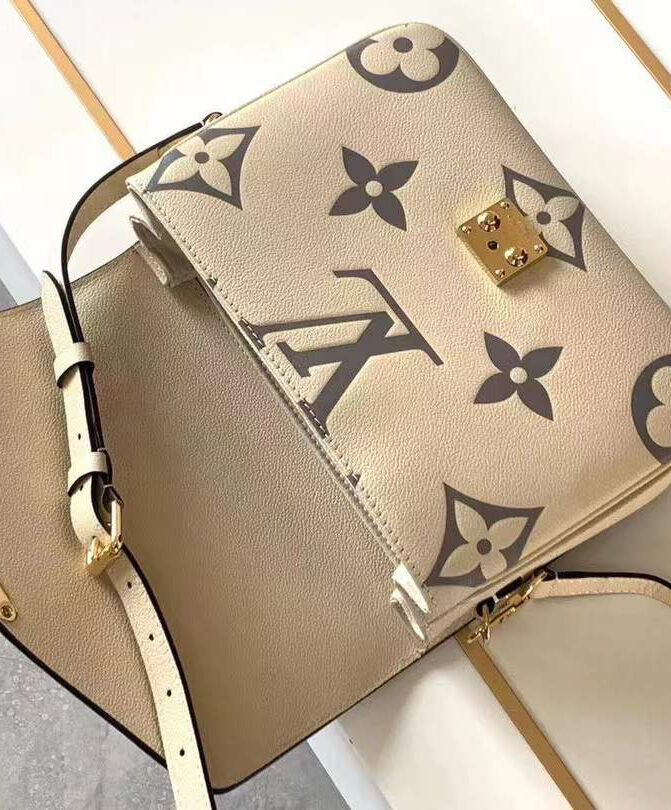 Louis Vuitton Pochette Metis Exclusively Online M45596 Cream